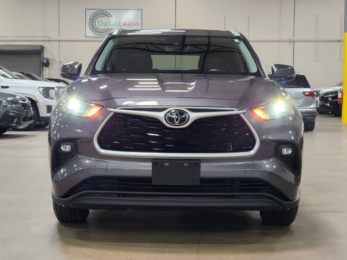 Used 2022 Toyota Highlander XLE FWD image 2