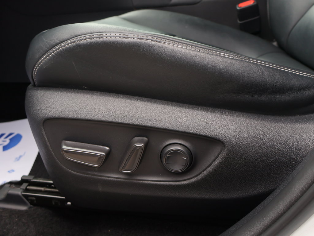 Used 2020 Toyota RAV4 XLE Premium FWD image 27