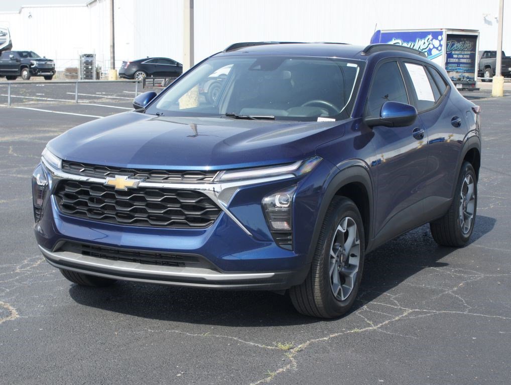 Used 2024 Chevrolet Trax LT w/ Driver Confidence Package image 2