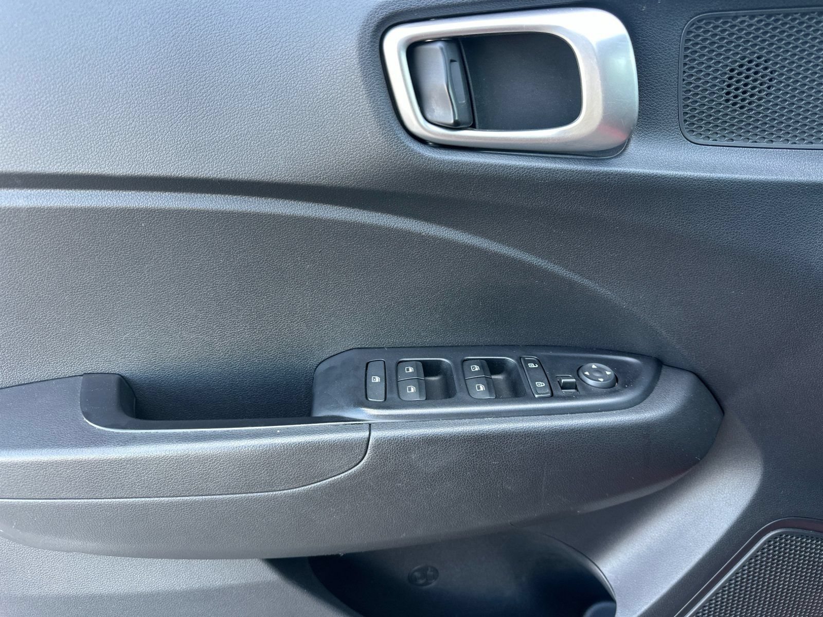 Used 2023 Hyundai Venue SEL FWD image 10