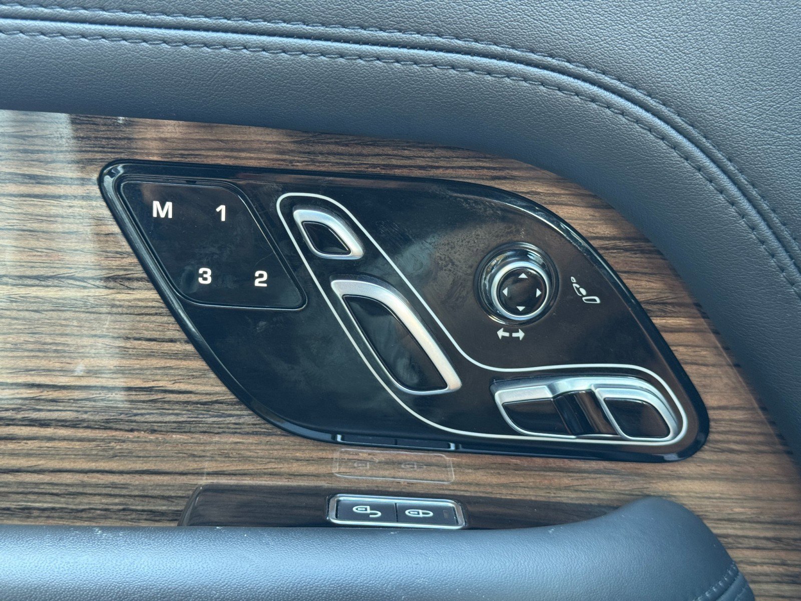 Used 2018 Land Rover Range Rover HSE image 17