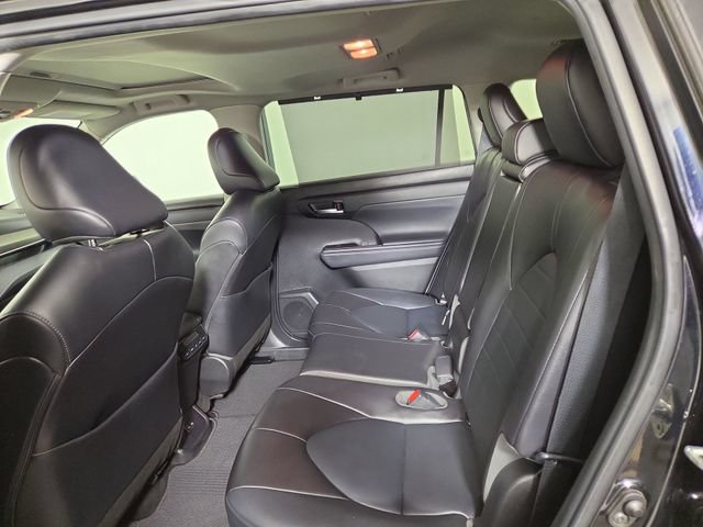 Used 2022 Toyota Highlander XLE FWD image 15