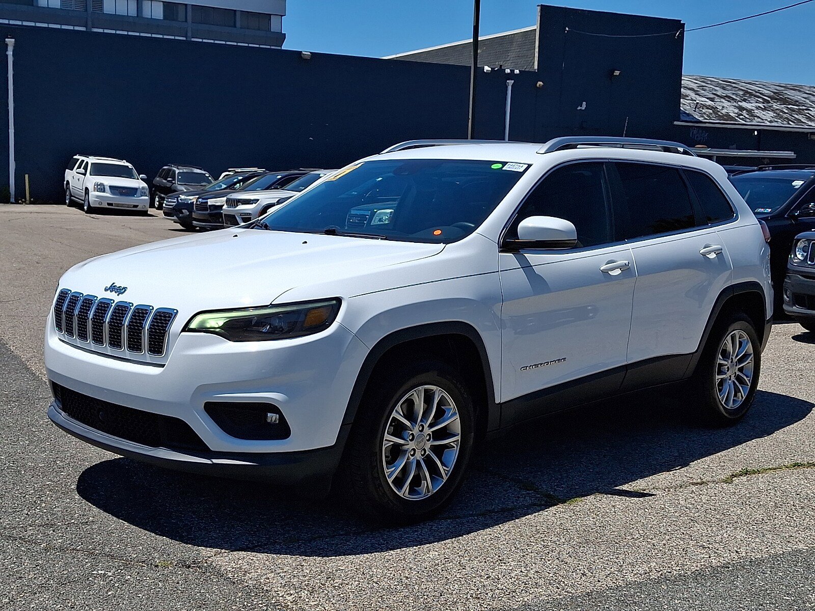 Used 2021 Jeep Cherokee Latitude Lux w/ Comfort/Convenience Group AWD/4WD image 3