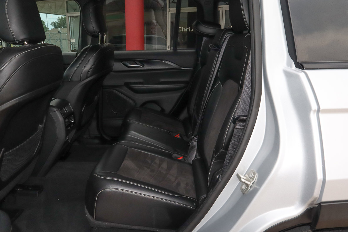Used 2023 Jeep Grand Cherokee Altitude AWD/4WD image 8