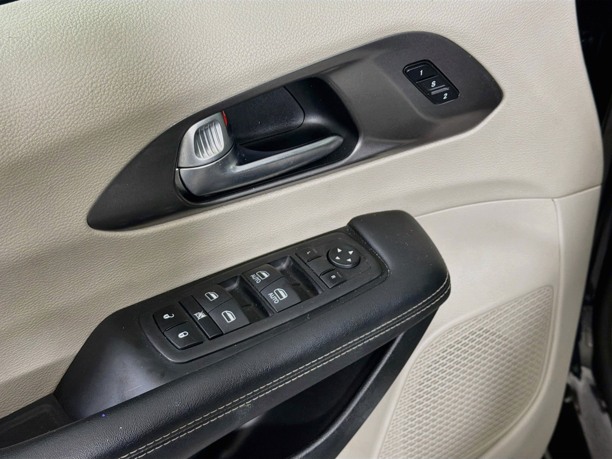 Used 2023 Chrysler Pacifica Touring-L FWD image 15