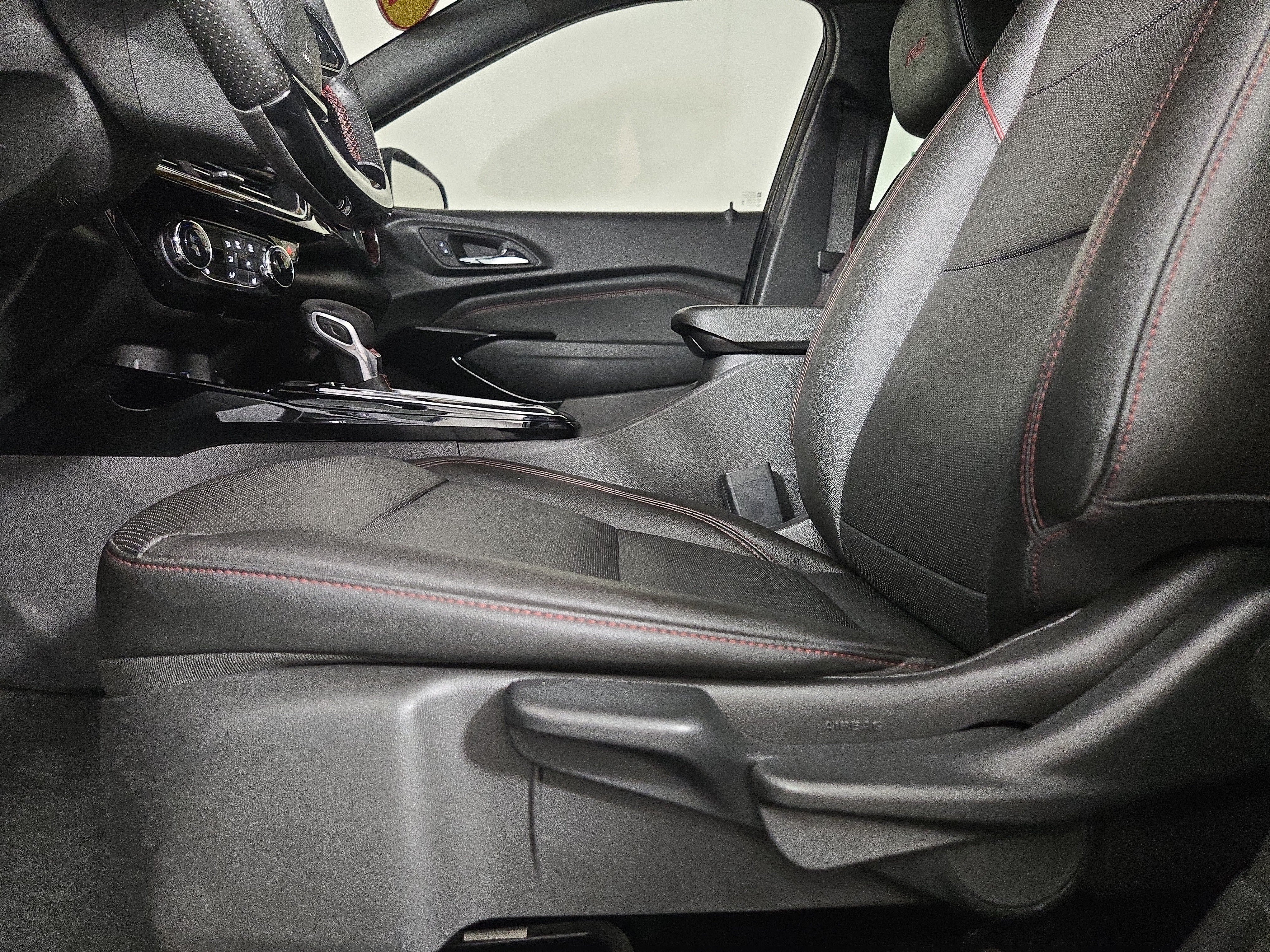 Certified 2025 Chevrolet Trax RS w/ Sunroof Package FWD image 30
