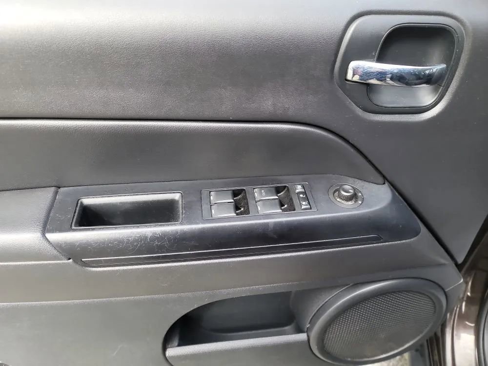 Used 2014 Jeep Patriot Latitude w/ Sun/Sound Group AWD/4WD image 11