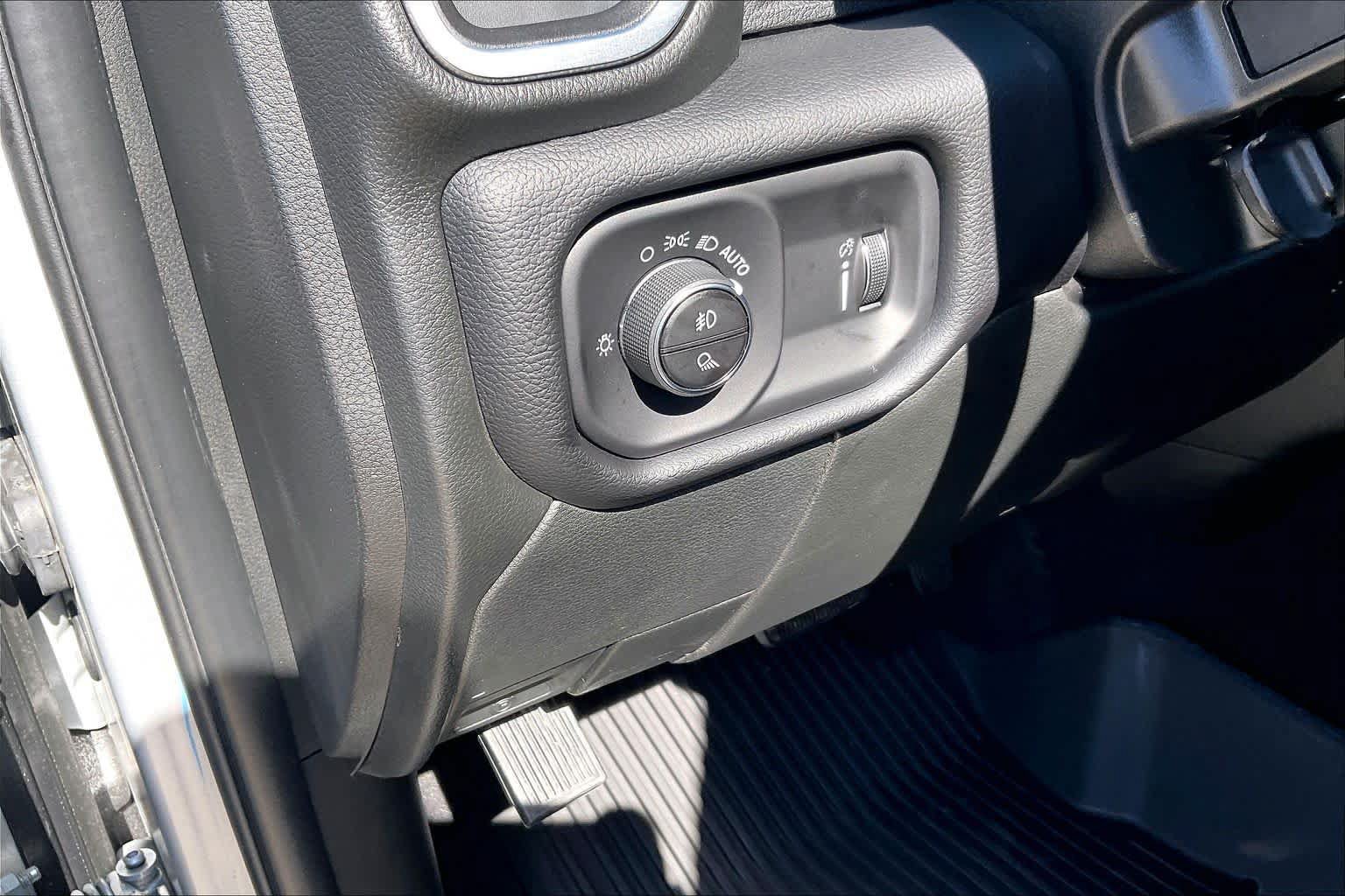 New 2027 RAM 3500 Big Horn AWD/4WD image 18