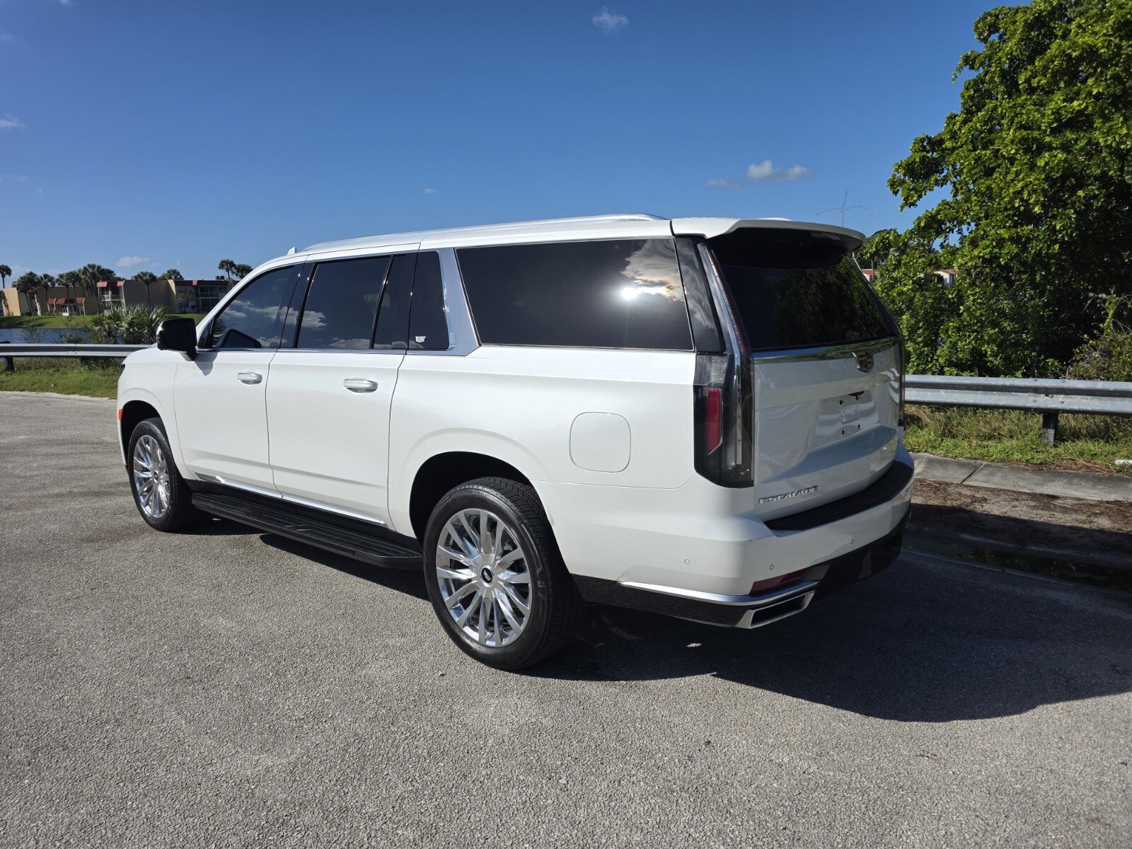 Used 2024 Cadillac Escalade ESV Premium Luxury w/ Performance Package AWD/4WD image 2