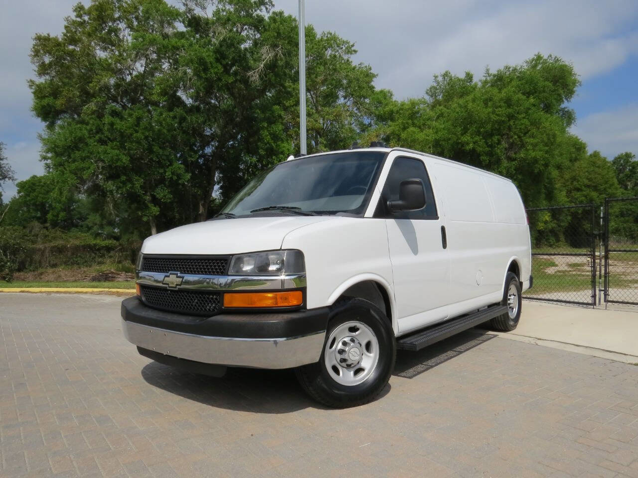 Used 2016 Chevrolet Express 3500 image 2