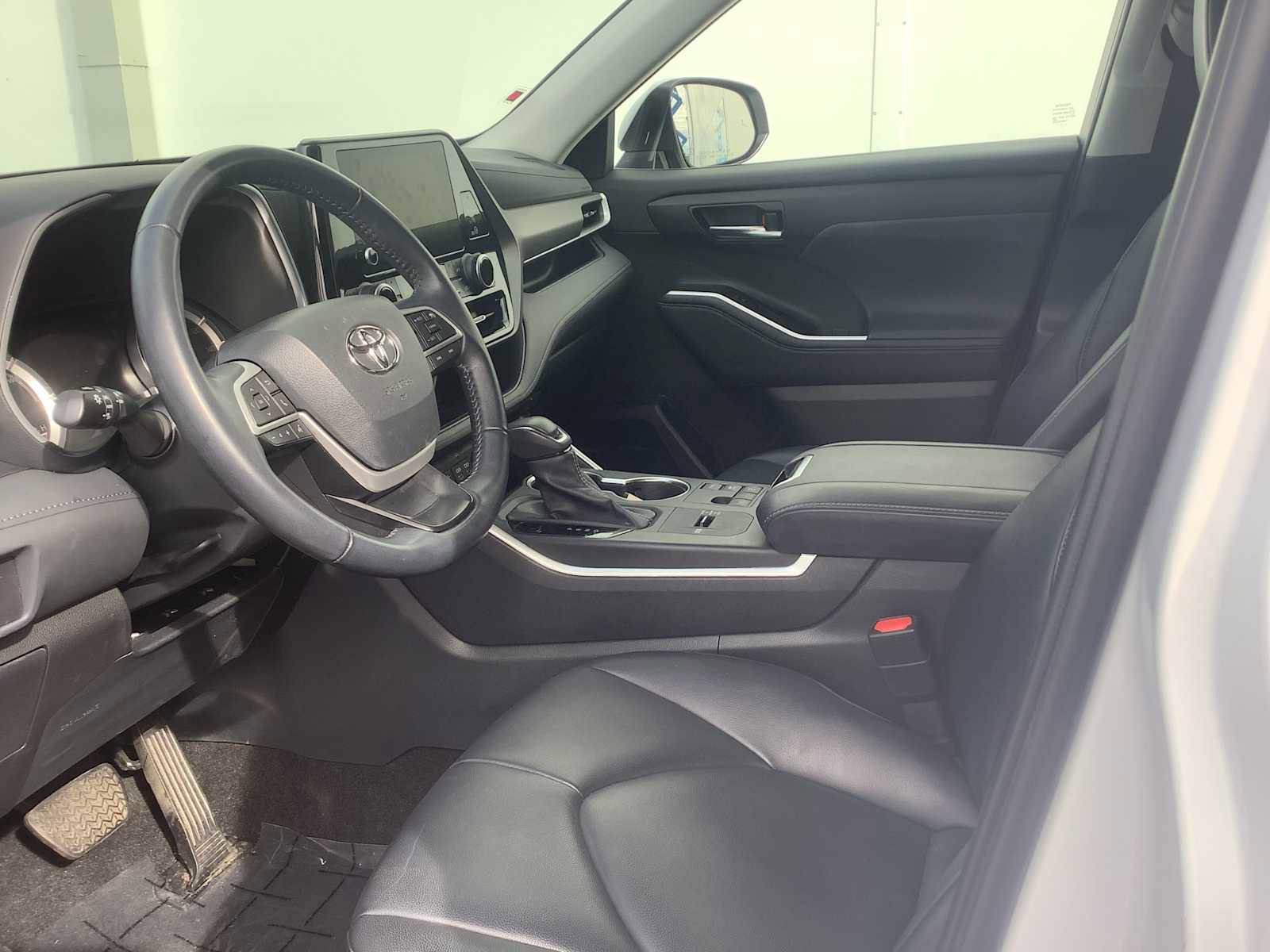 Used 2023 Toyota Highlander XLE image 3