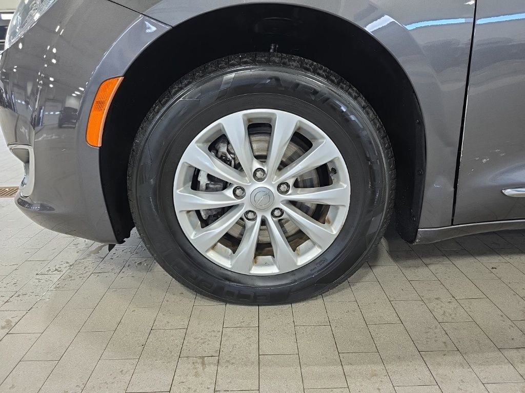 Used 2018 Chrysler Pacifica Touring-L image 13