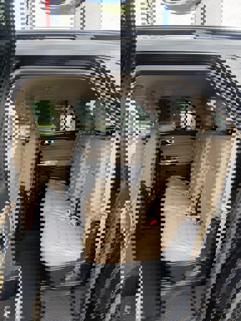 Used 2024 Ford Explorer XLT w/ Equipment Group 202A image 10