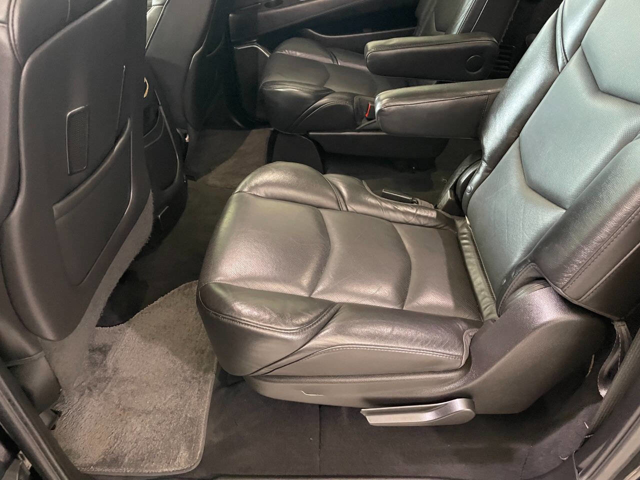 Used 2018 Cadillac Escalade ESV Luxury AWD/4WD image 19