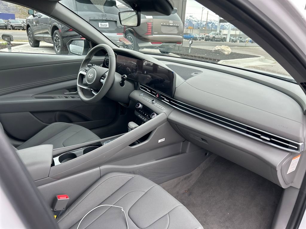 Used 2025 Hyundai Elantra SEL image 3