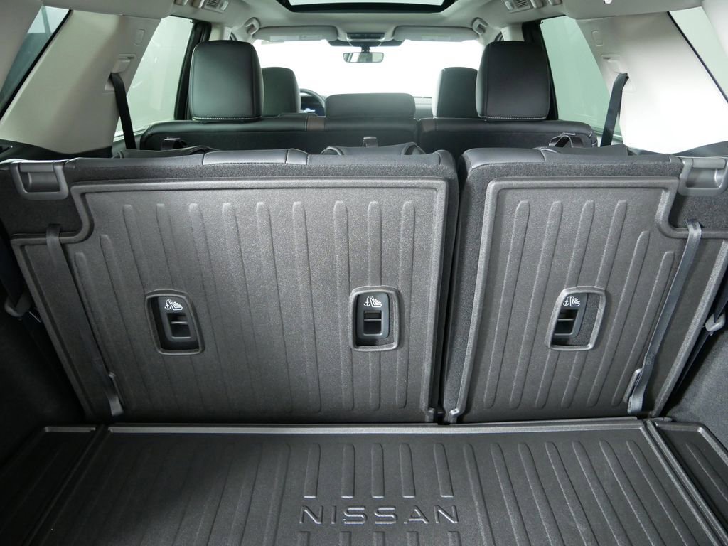 New 2025 Nissan Pathfinder Platinum w/ Black Appearance Package image 17