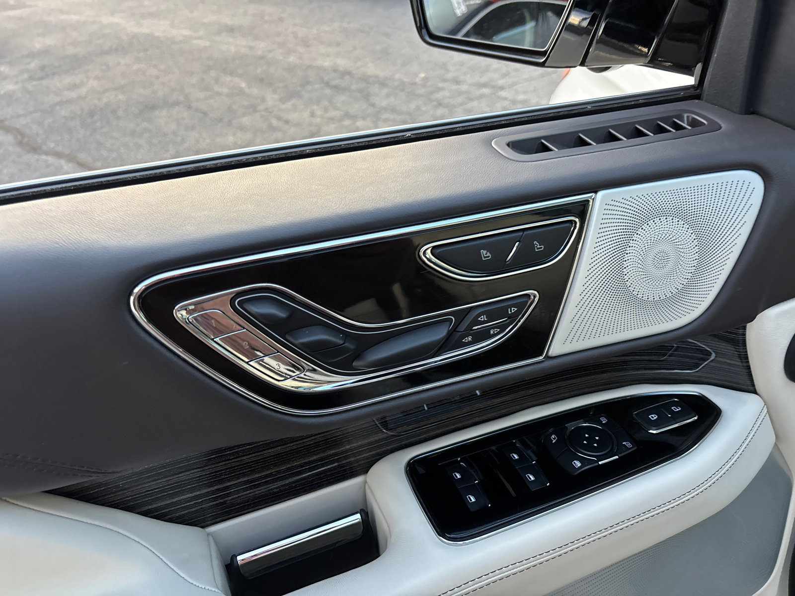 Certified 2024 Lincoln Navigator Black Label image 12