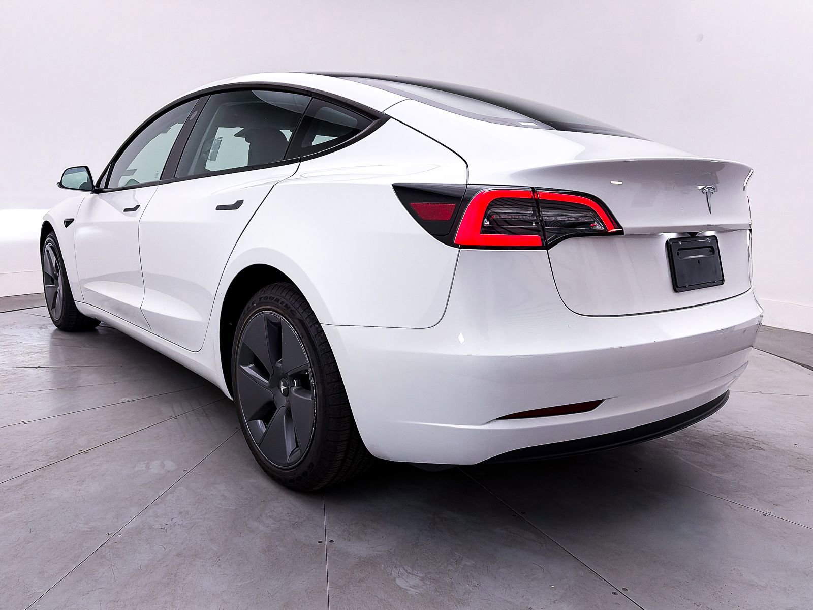 Used 2023 Tesla Model 3 Standard Range image 13