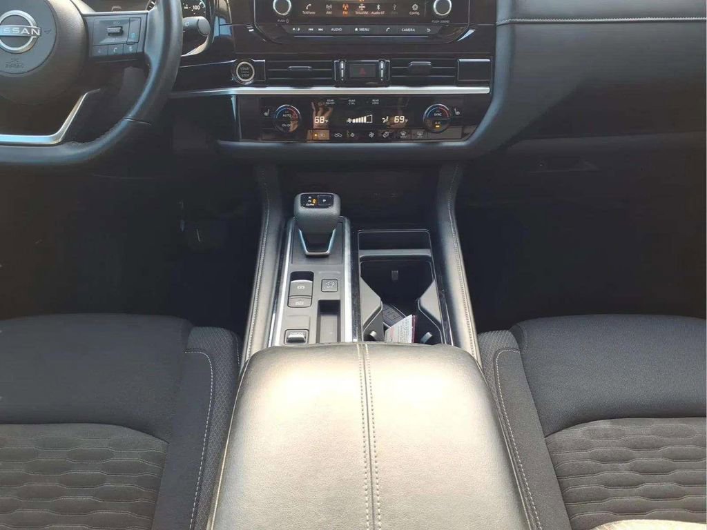Used 2024 Nissan Pathfinder SV image 11