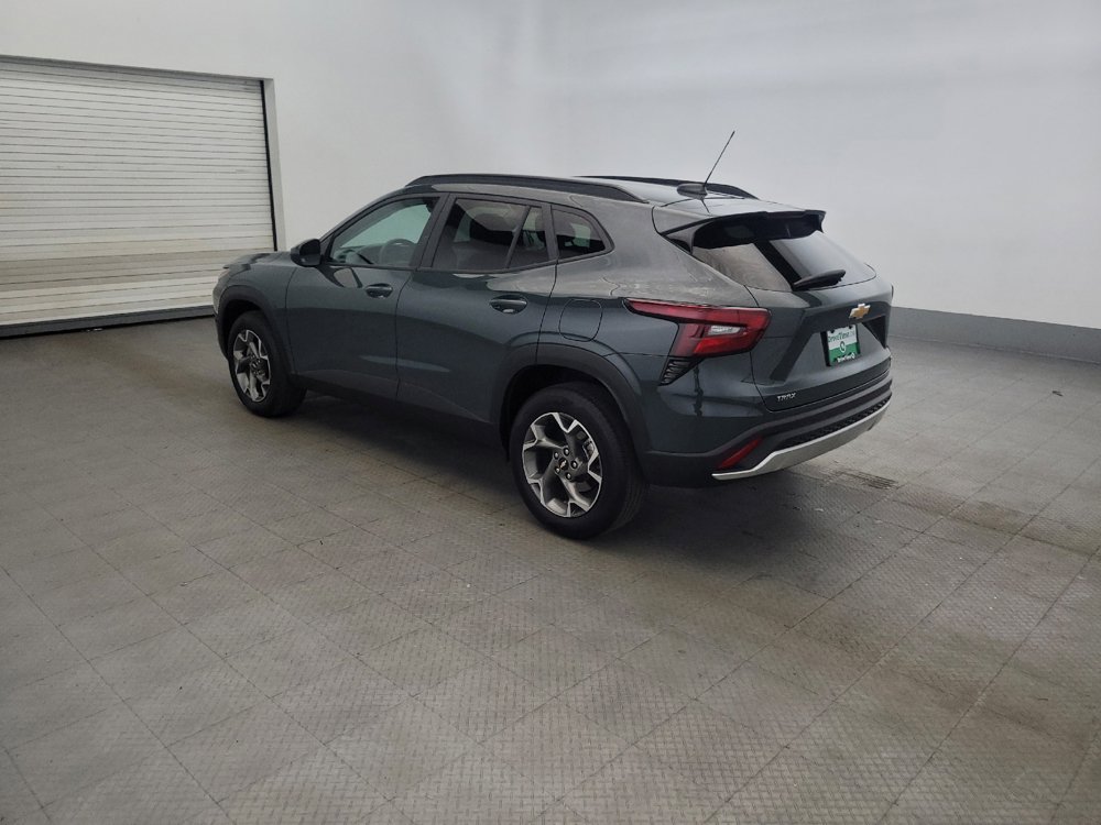 Used 2025 Chevrolet Trax LT FWD image 3
