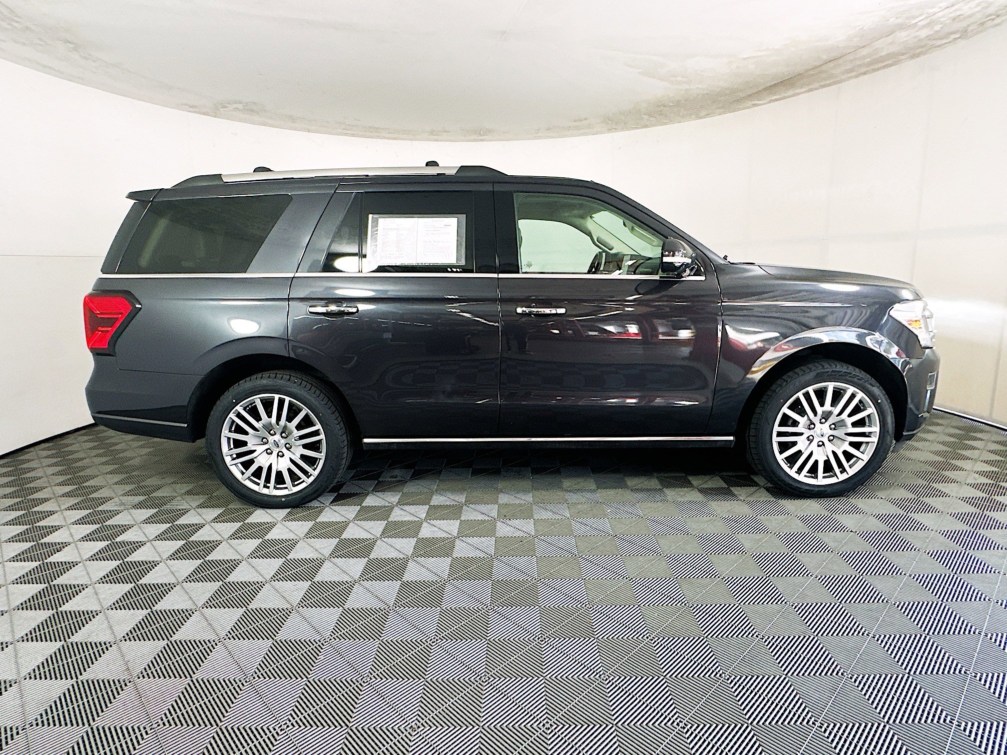 Used 2024 Ford Expedition Limited image 2