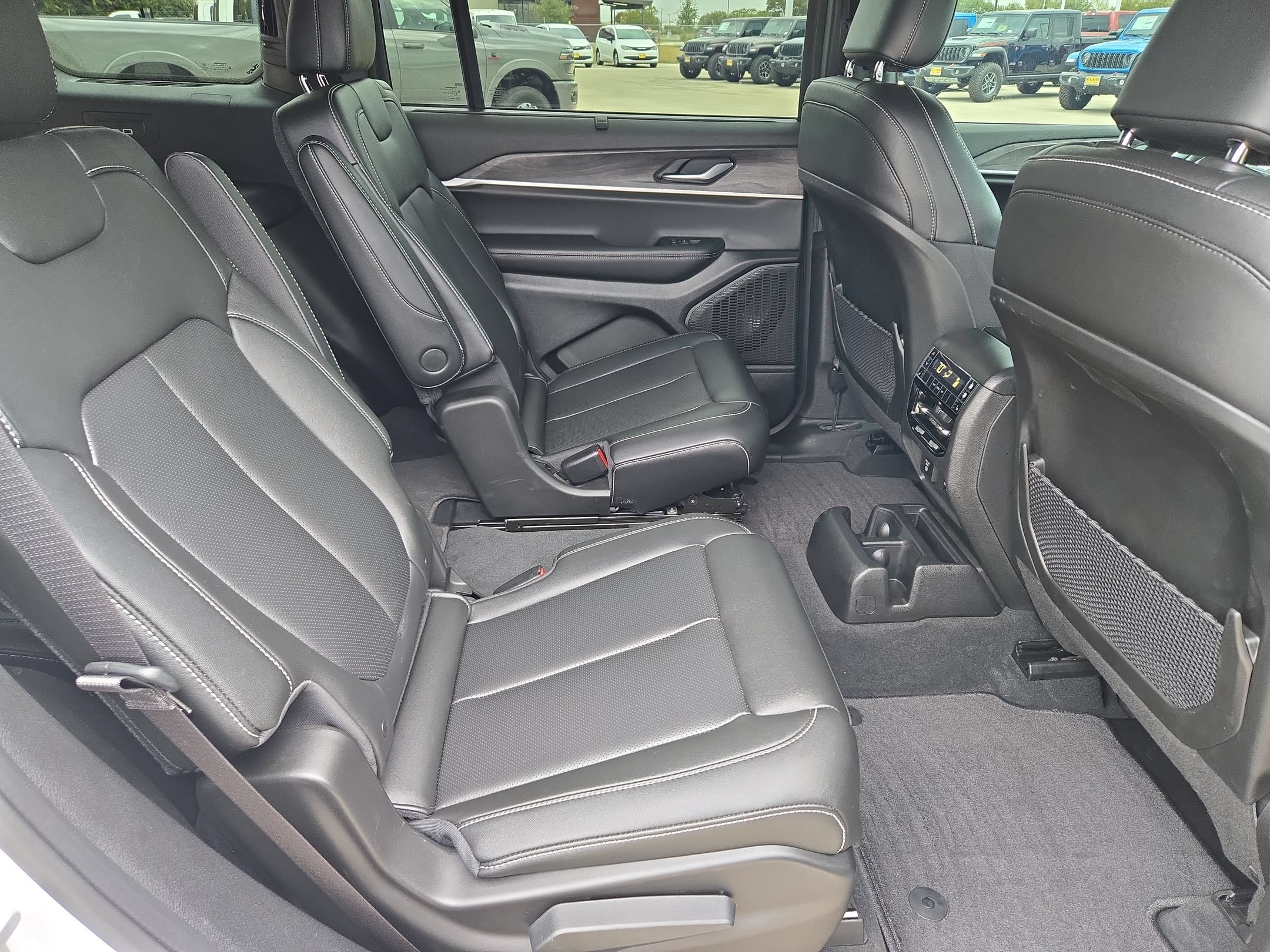Used 2025 Jeep Grand Cherokee L Limited w/ Luxury Tech Group II RWD image 25