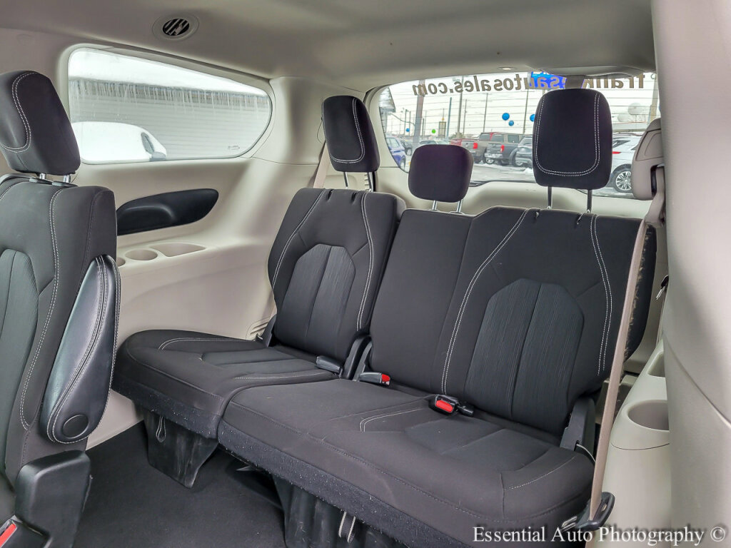 Used 2022 Chrysler Voyager LX image 14