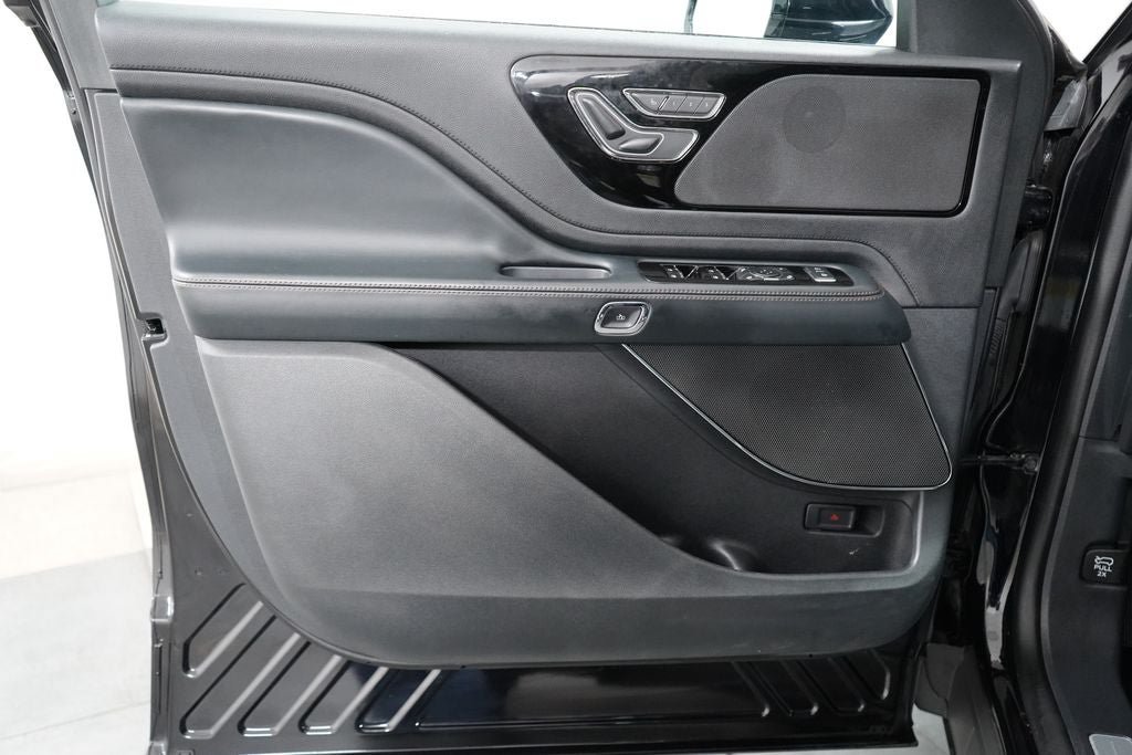 Used 2025 Lincoln Aviator AWD image 23
