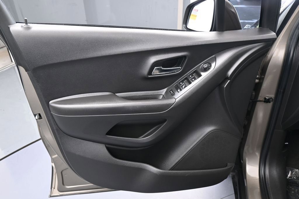 Used 2021 Chevrolet Trax LS w/ Tint and Cruise Package FWD image 12