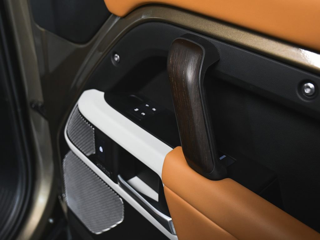 Used 2024 Land Rover Defender 130 X-Dynamic SE image 17