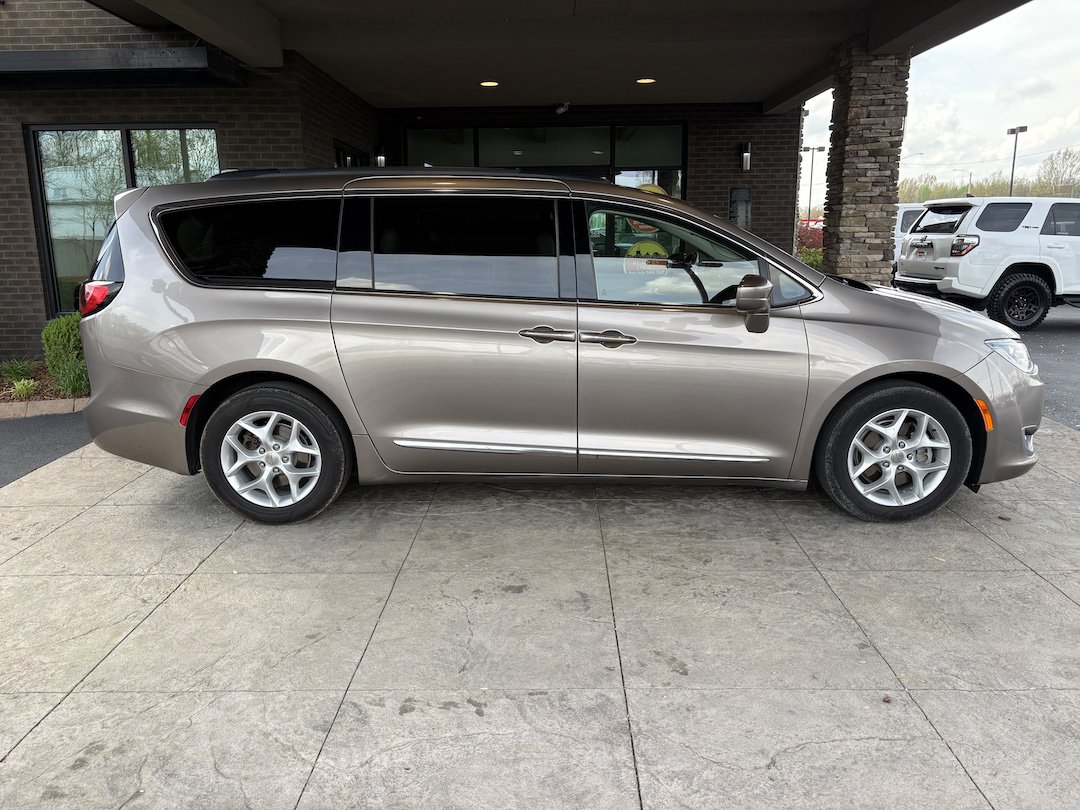 Used 2017 Chrysler Pacifica Touring-L w/ Tire & Wheel Group FWD image 5