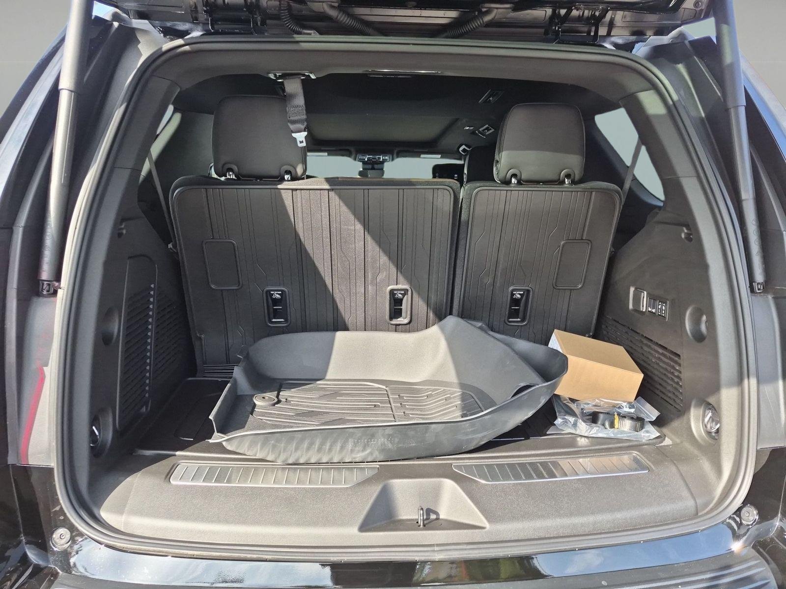 New 2026 GMC Yukon Denali Ultimate w/ LPO, Floor Liner Package AWD/4WD image 26