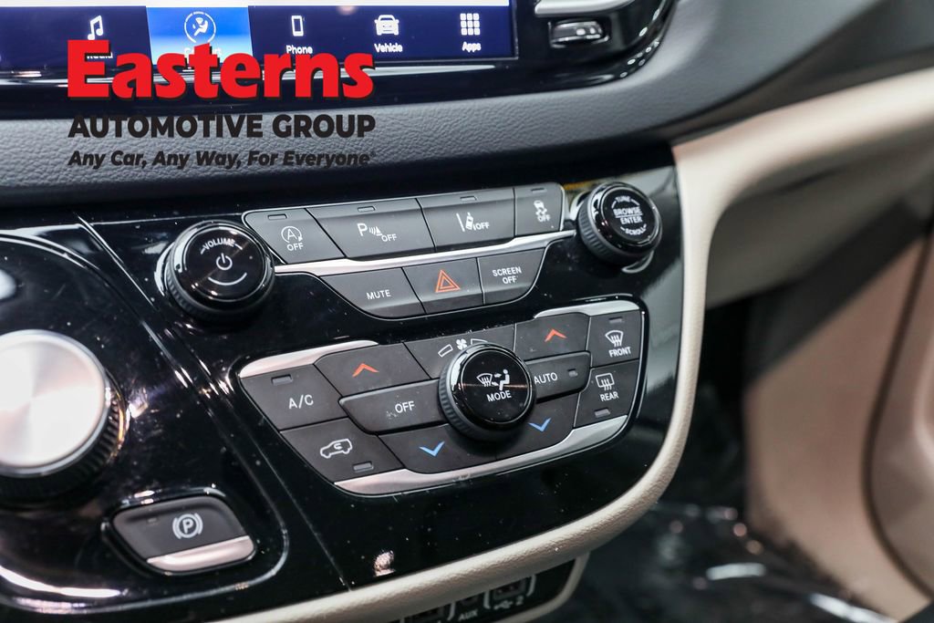 Used 2023 Chrysler Pacifica Touring-L image 20