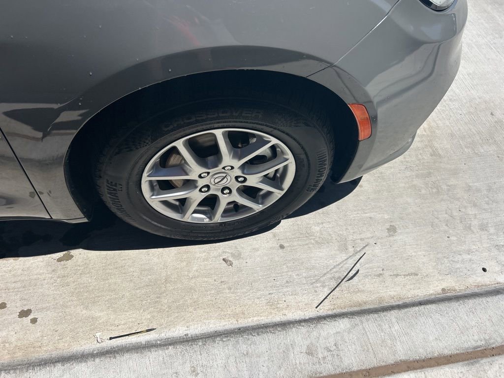 Used 2022 Chrysler Pacifica Touring-L image 16