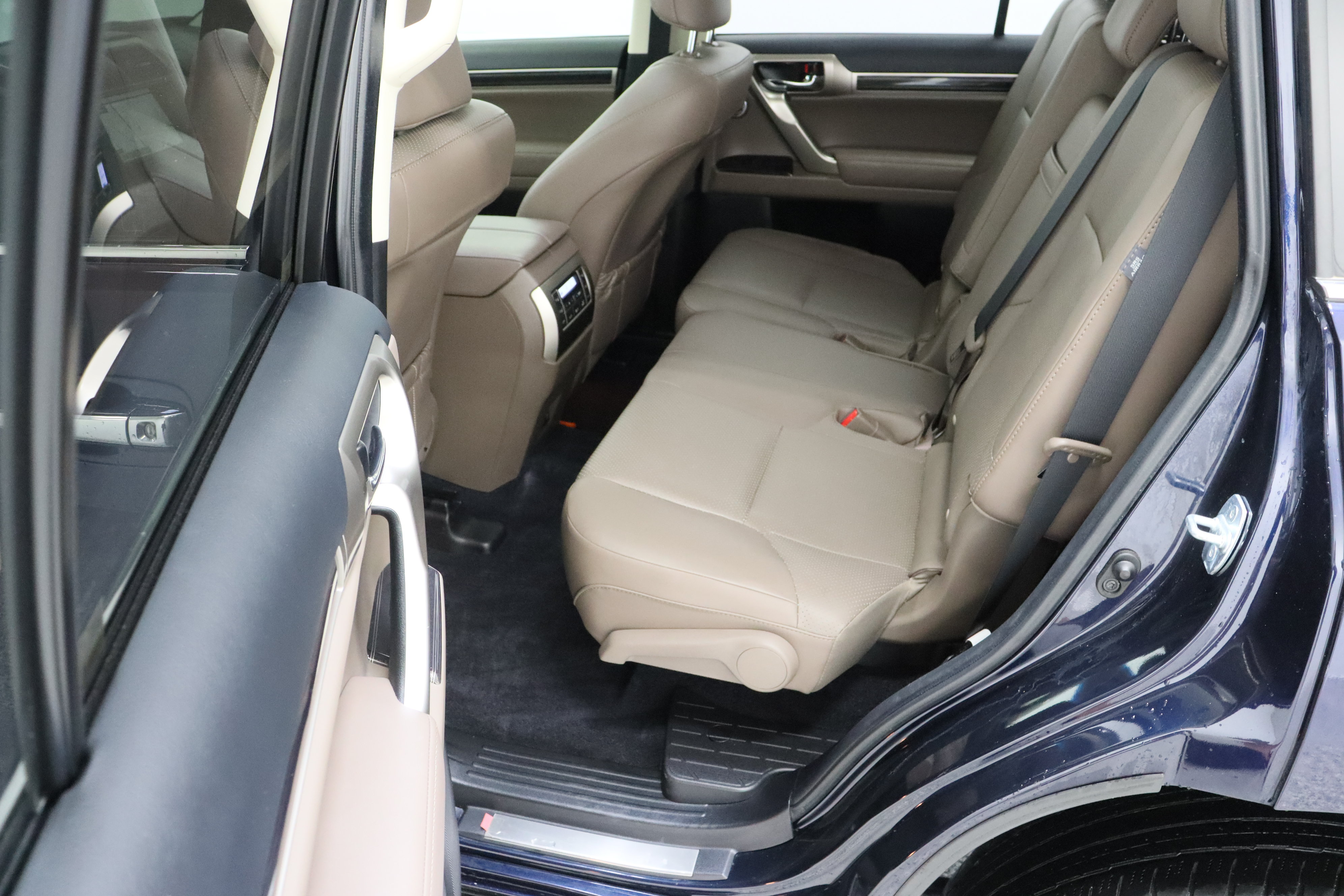 Used 2020 Lexus GX 460 Luxury w/ Accessory Package AWD/4WD image 32