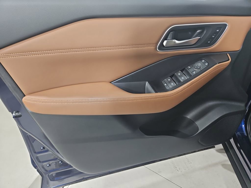 New 2026 Nissan Rogue Platinum image 10