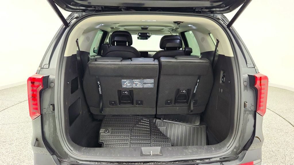 Used 2025 Kia Carnival SX Prestige FWD image 24