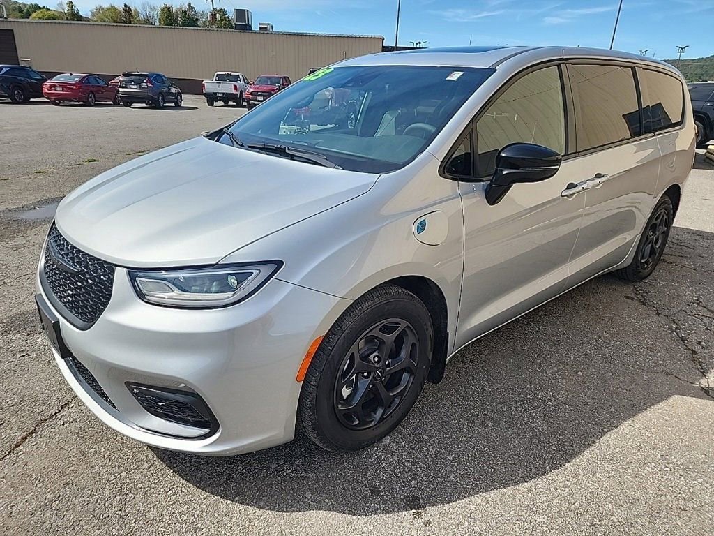 Used 2023 Chrysler Pacifica Limited w/ S Appearance Package image 4