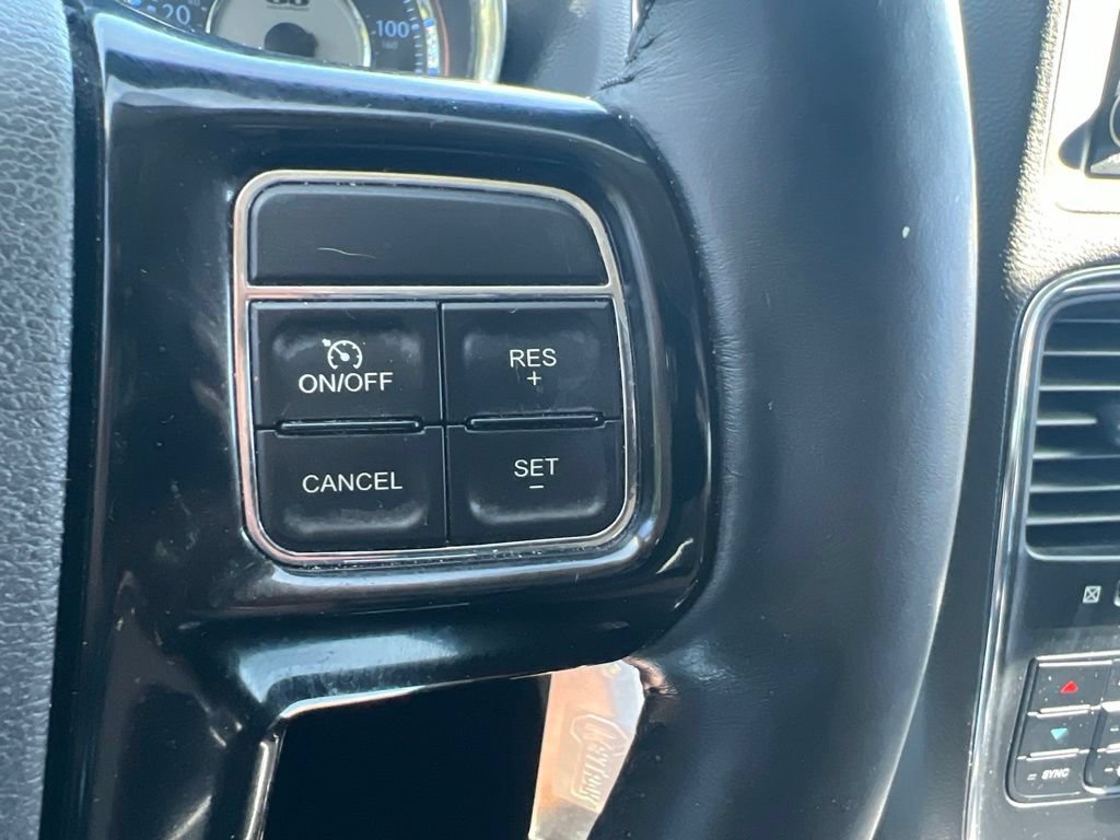 Used 2014 Chrysler Town & Country Touring-L FWD image 51