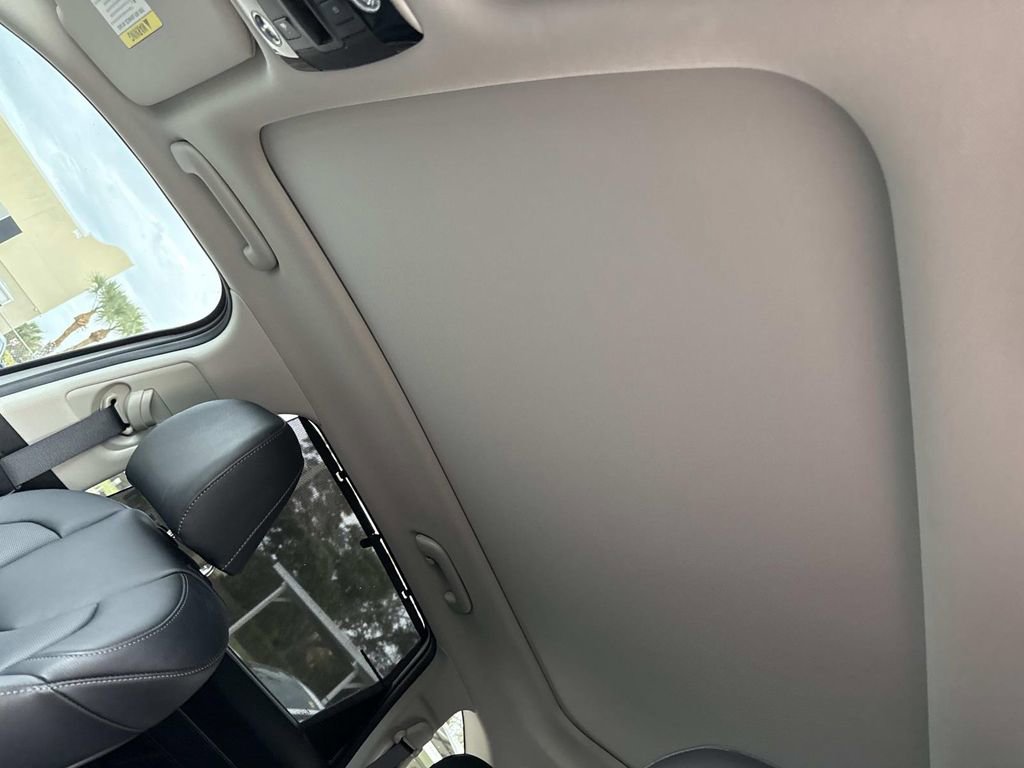 Used 2023 Kia Sorento SX image 45