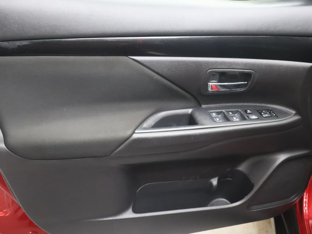 Used 2020 Mitsubishi Outlander ES FWD image 16