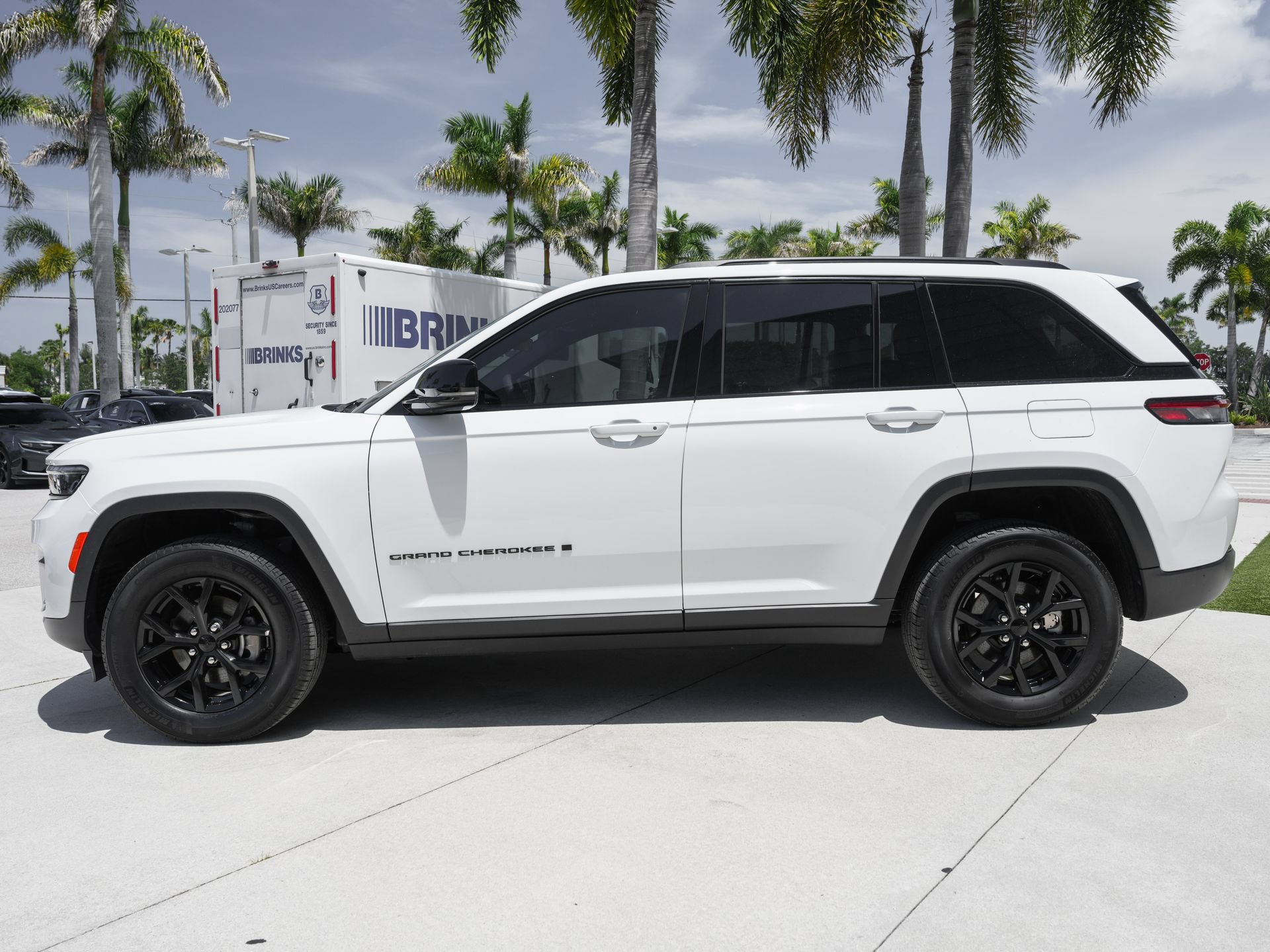 Used 2025 Jeep Grand Cherokee Altitude RWD image 24
