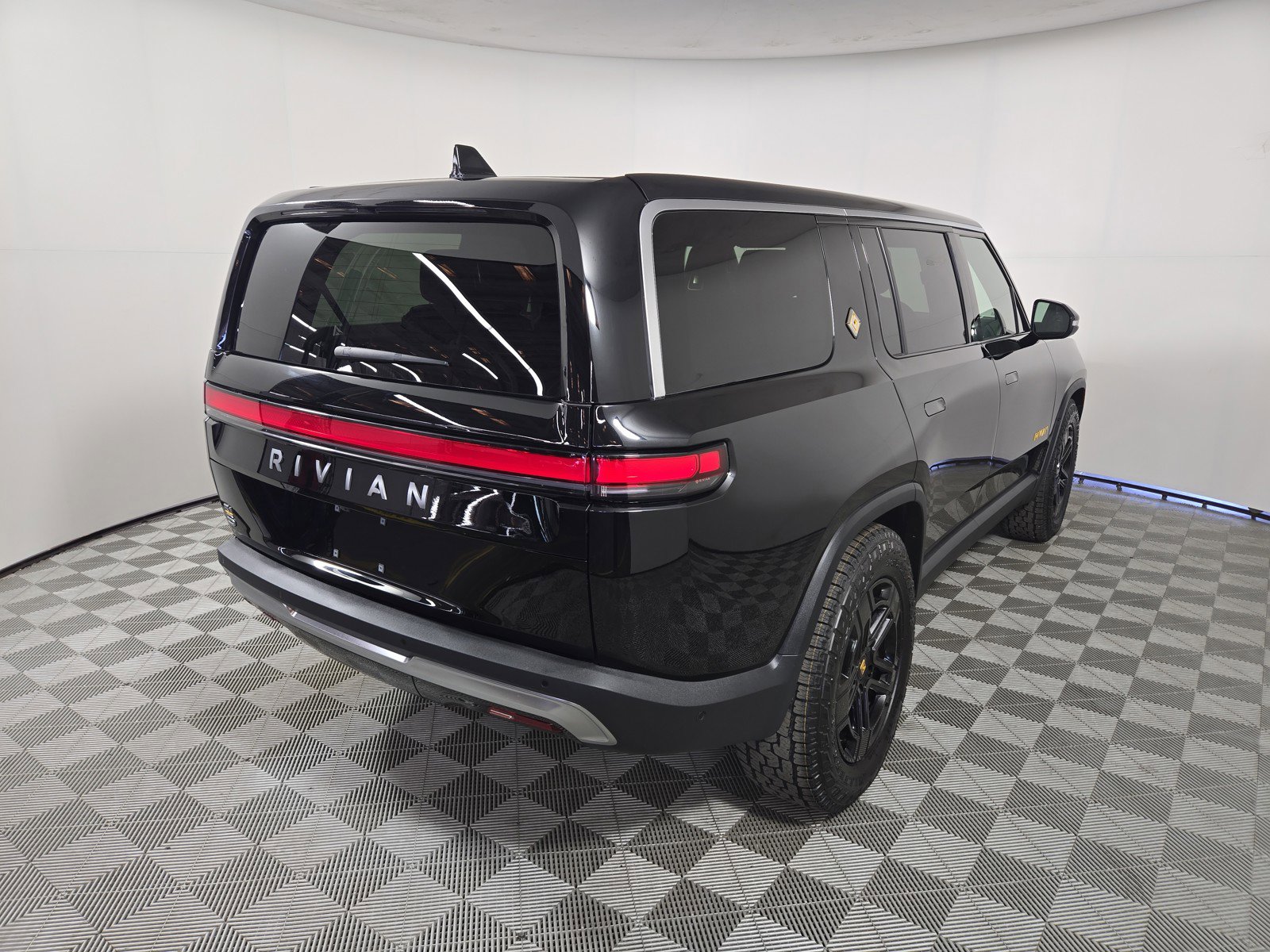 Used 2024 Rivian R1S Adventure AWD/4WD image 5