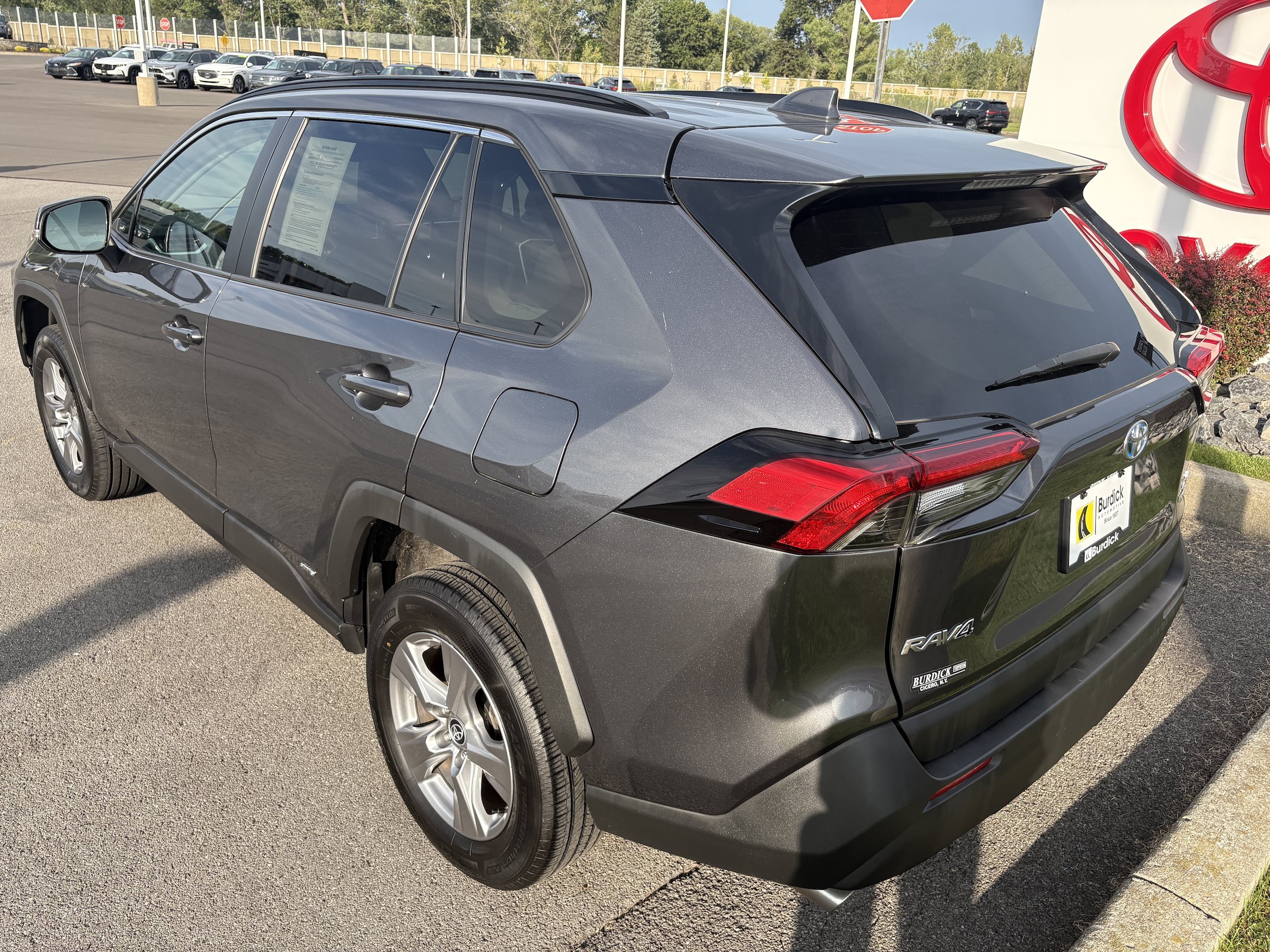 Used 2022 Toyota RAV4 XLE AWD/4WD image 6