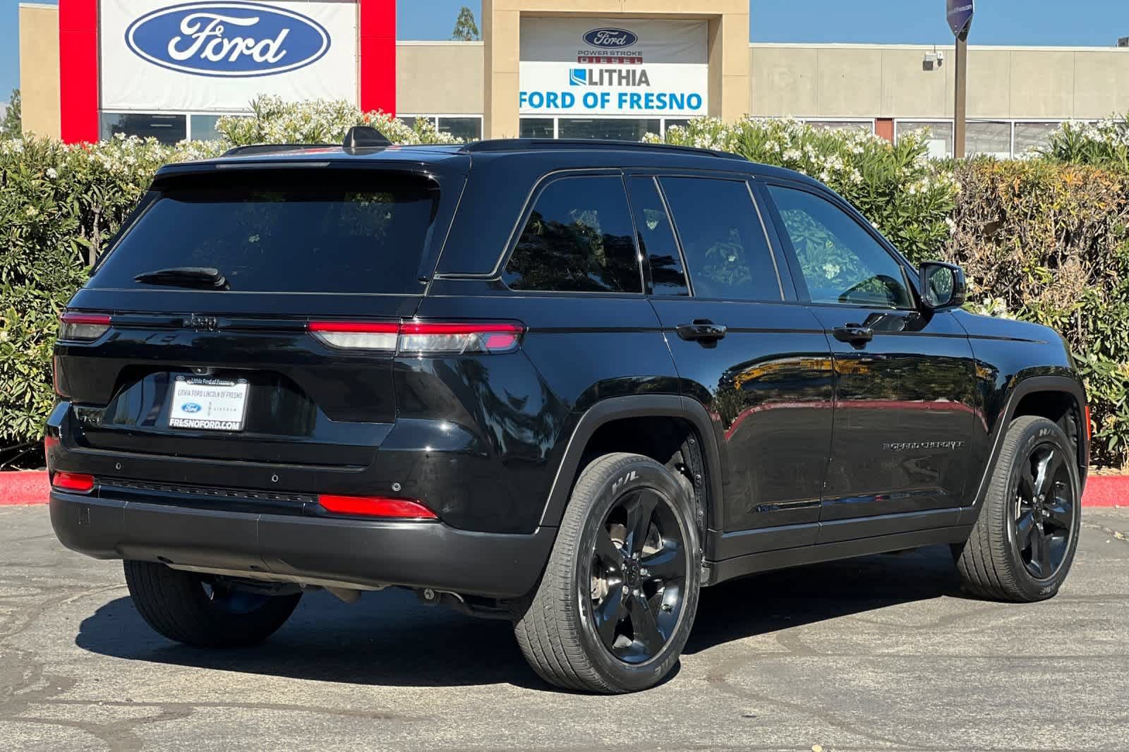 Used 2023 Jeep Grand Cherokee Altitude AWD/4WD image 2