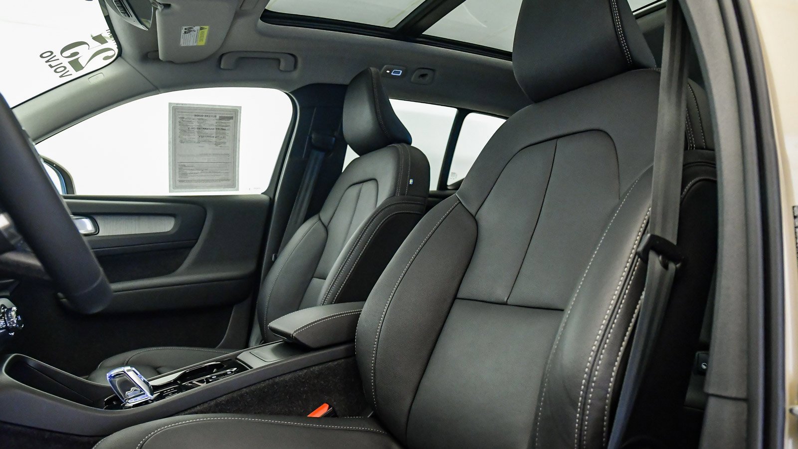 Certified 2025 Volvo XC40 B5 Plus w/ Climate Package image 21