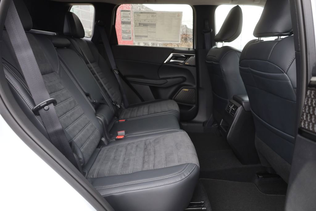 New 2025 Mitsubishi Outlander SE image 18