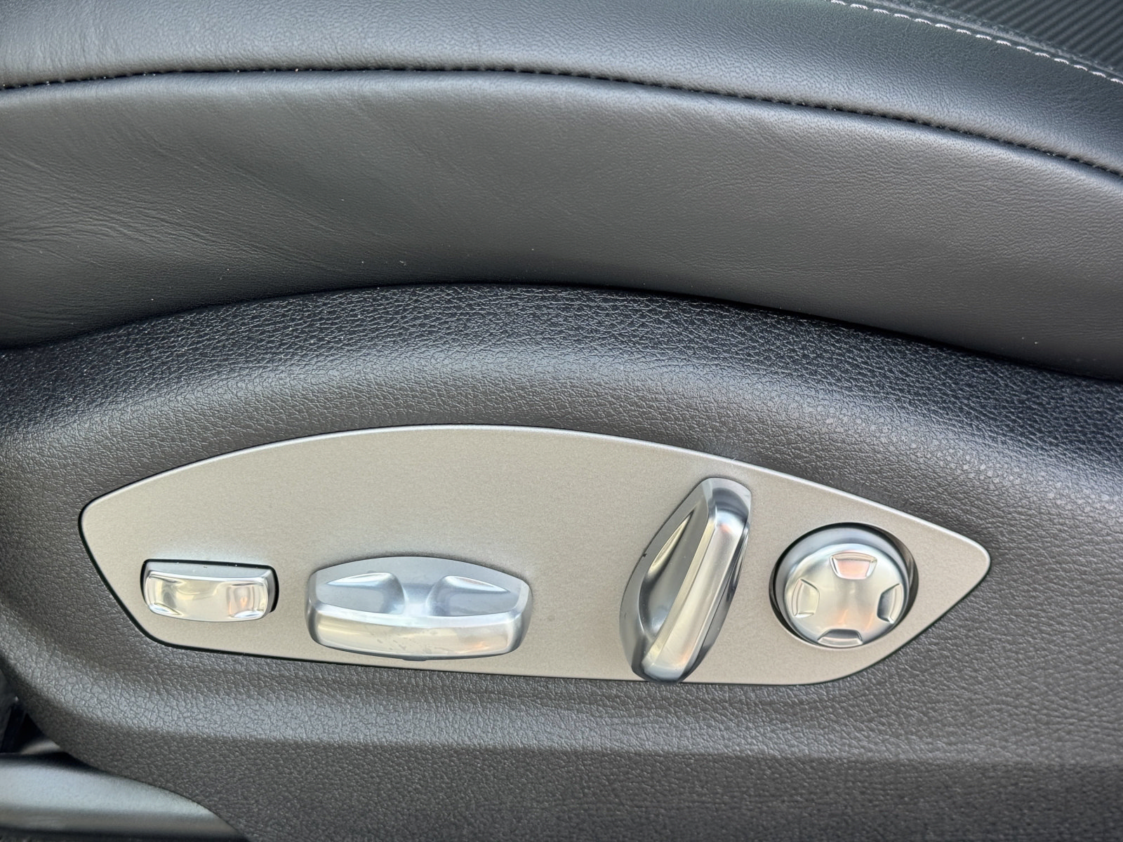 New 2025 Porsche Macan AWD/4WD image 25