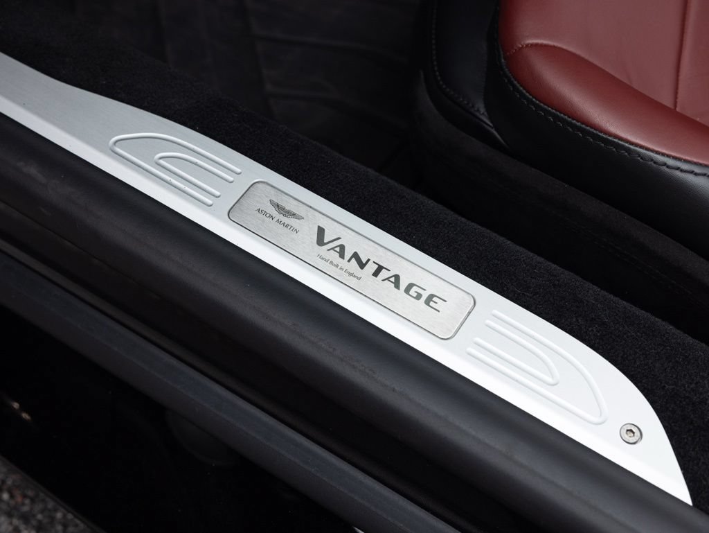 Used 2021 Aston Martin V8 Vantage Roadster RWD image 25