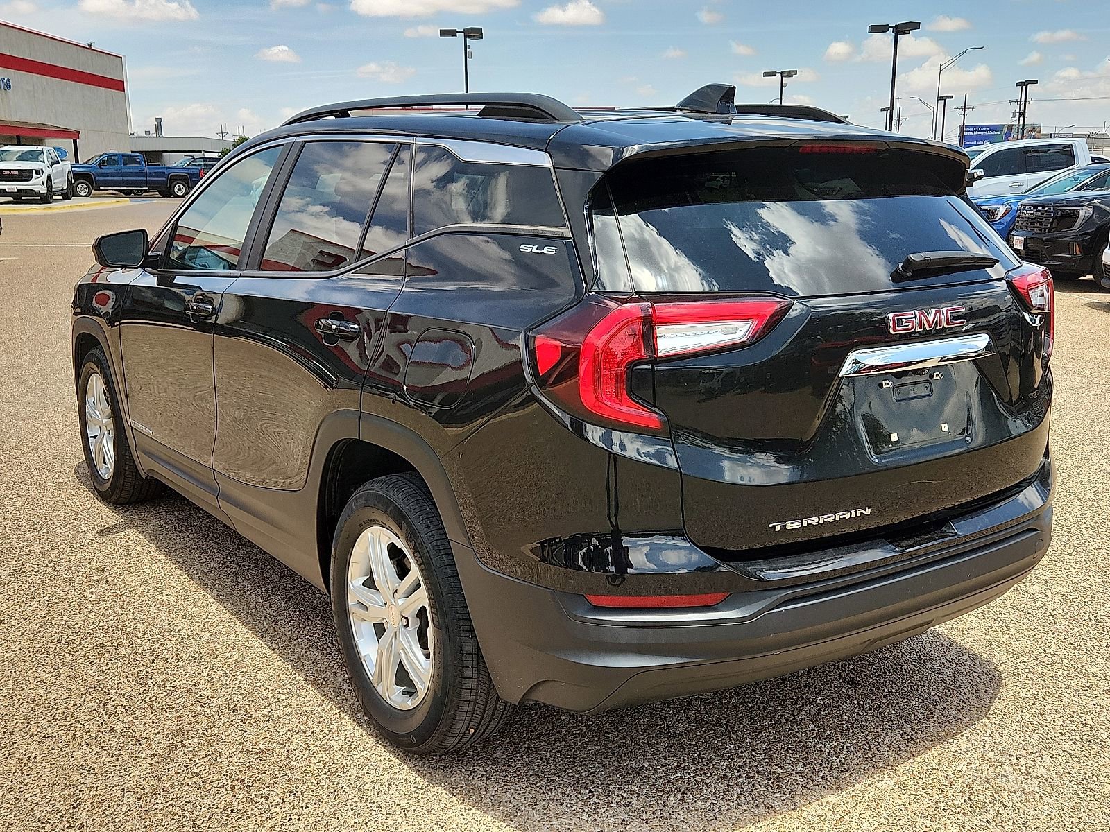 Used 2022 GMC Terrain SLE w/ Driver Convenience Package FWD image 3